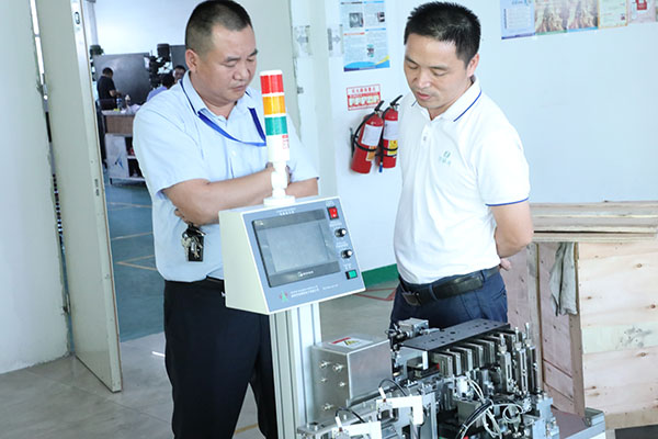 東莞半自動點膠機技術(shù)員