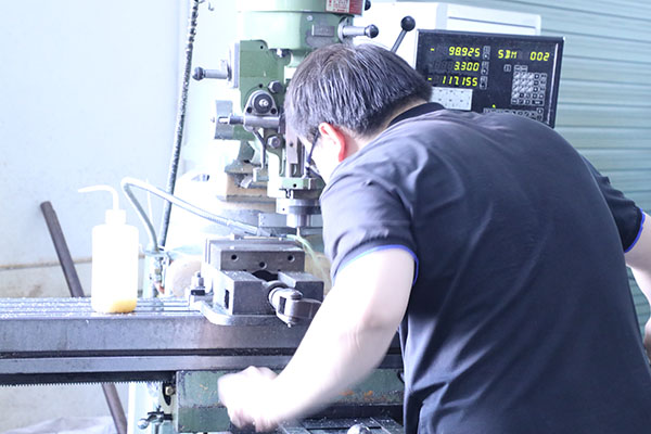 深圳半自動點膠機廠家