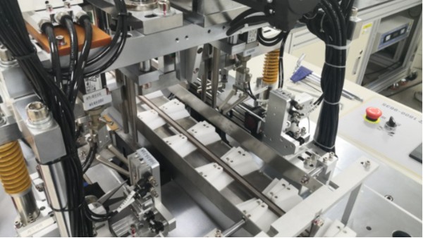 點(diǎn)膠機(jī)廠家-全自動(dòng)KF94魚型口罩機(jī)裝柜現(xiàn)場(chǎng)