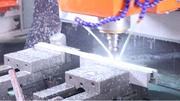 數(shù)據(jù)線全 生產(chǎn)的數(shù)據(jù)線全自動點膠機精度可達±0.02mm，能達到您意想不到的精度。如果您對創(chuàng)精銳電子感興趣，歡迎咨詢網(wǎng)站在線客服，創(chuàng)精銳電子--你身邊的數(shù)據(jù)線全自動點膠機廠家，全心全意為您服務！如果您想定制自己產(chǎn)品的方案，加微信13143431491、免費獲取個性化定制方案！自動點膠機